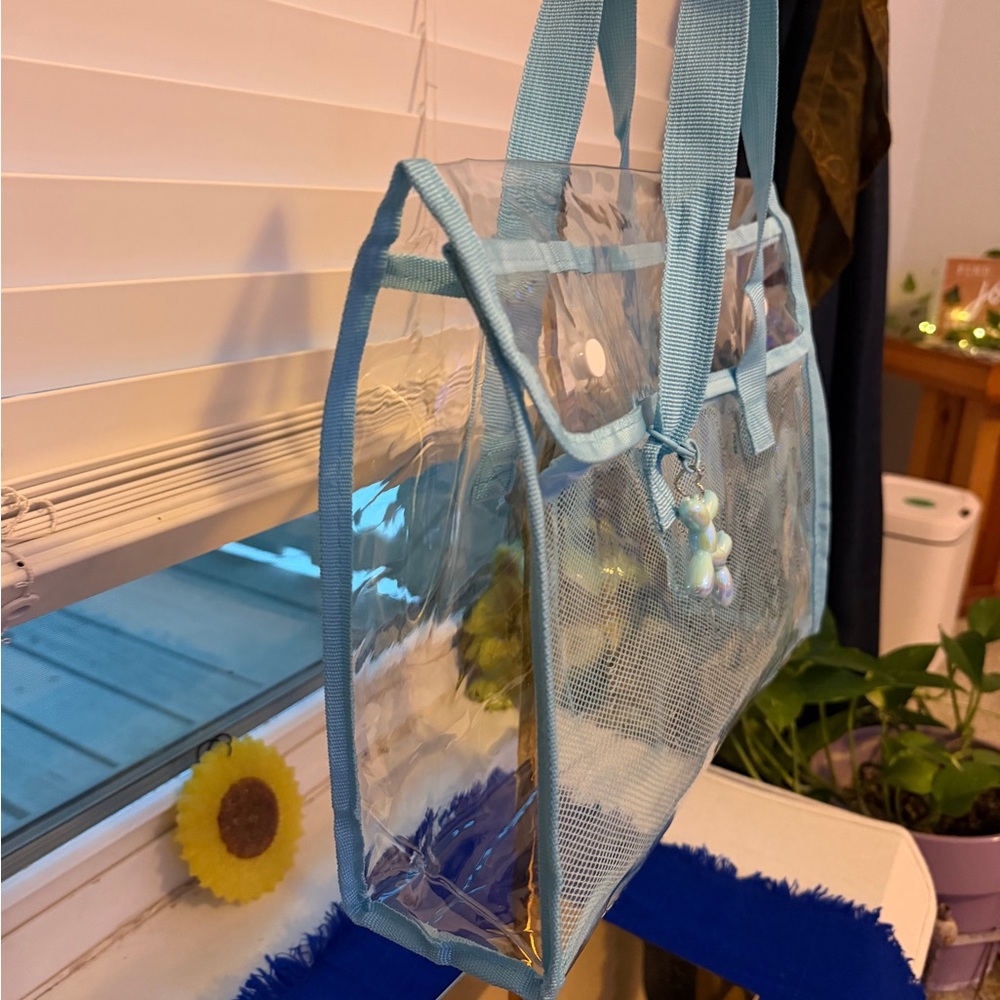Brand new. Transparent, very thick and durable Tote with Blue Trim
Green avlb 2